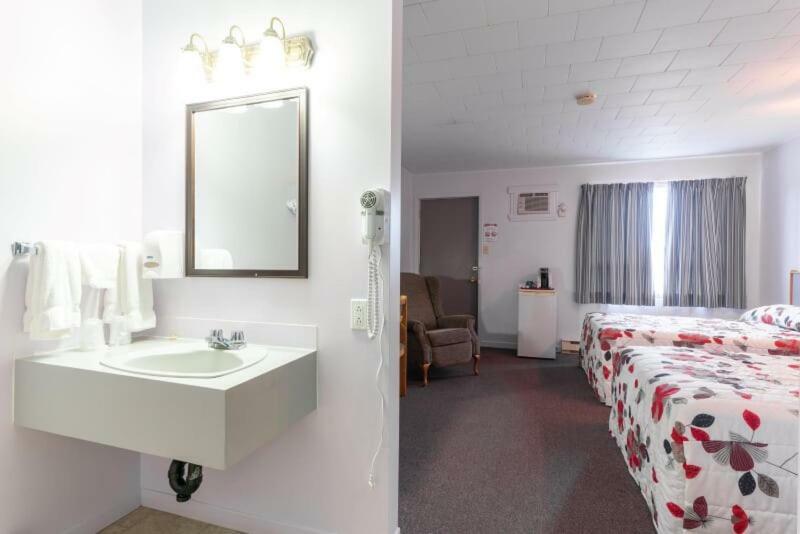 Motel Claude Degelis Eksteriør bilde