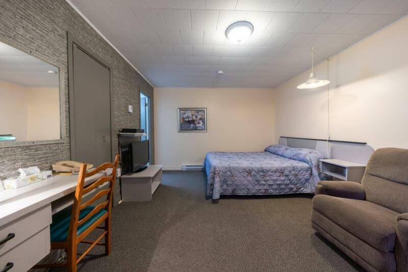 Motel Claude Degelis Eksteriør bilde
